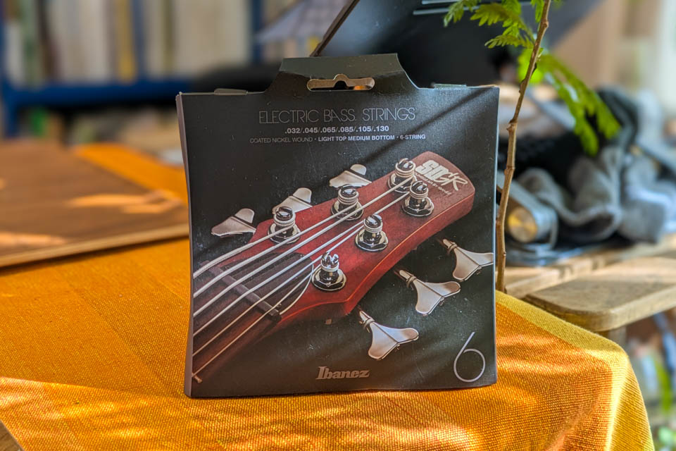 高コスパ、Ibanez(アイバニーズ) IEBS6Cを35インチスケールの6弦ベースに張った