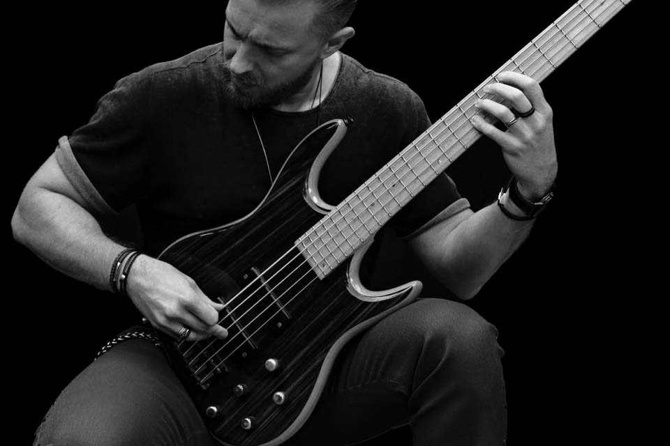 エレキベースのグルーヴ感と安定感を鍛える基礎練 2026年版